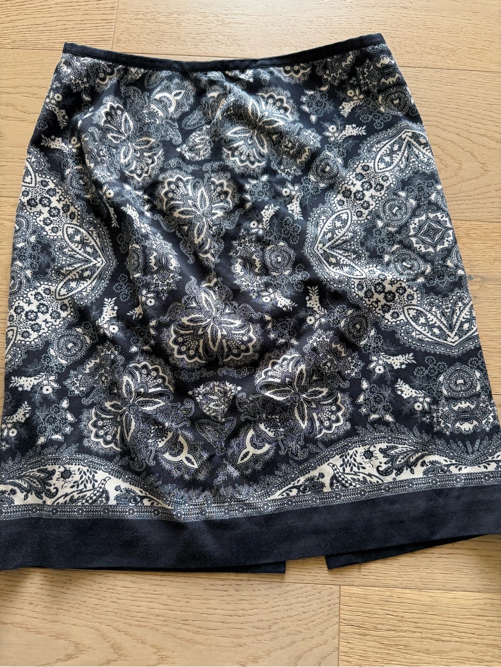 LOFT Silk Cotton Paisley Print Mini Skirt Size 6 navy blue and white/cream